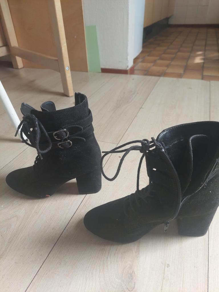 Zwarte enkellaarsjes met veters en gespen, Kleding | Dames, Schoenen, Zwart, Lage of Enkellaarzen, Ophalen of Verzenden, Onbekend