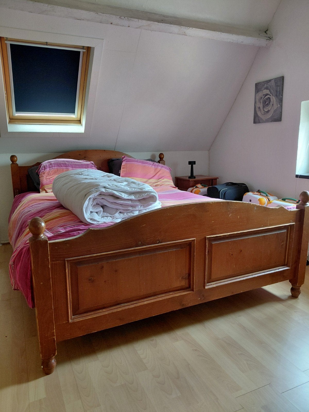 Houten tweepersoonsbed 180x220 cm  IKEA matras en nachtkast, Ophalen, Bruin