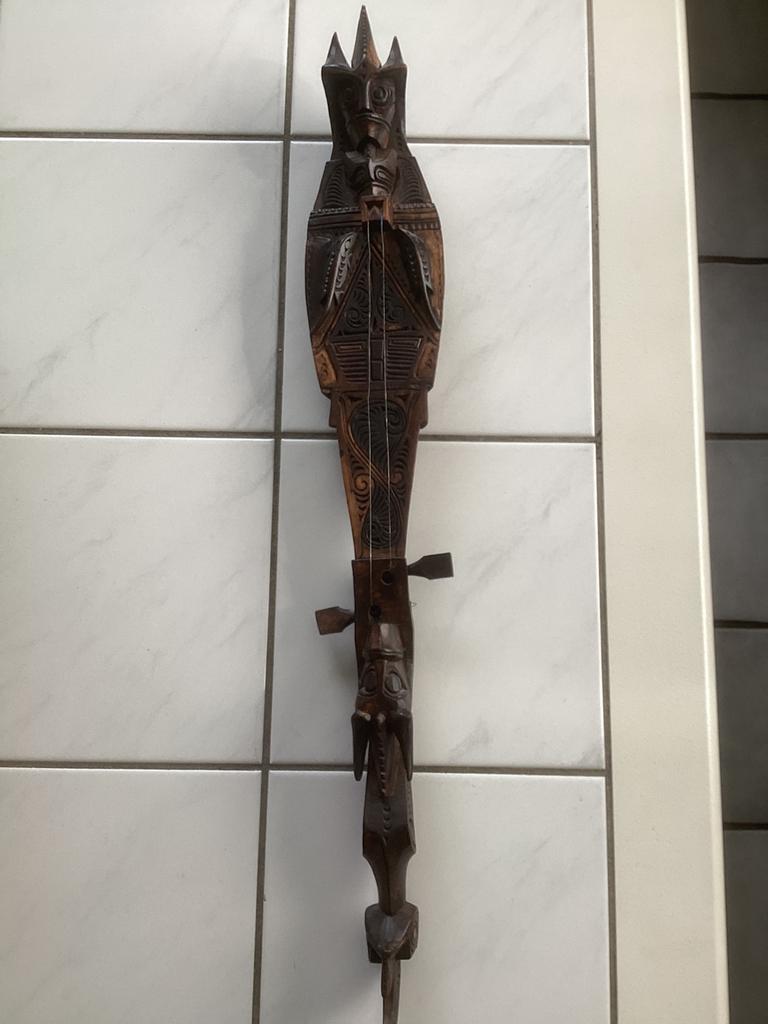 Indonesisch snaarinstrument (houtsnijwerk), Antiek en Kunst, Kunst | Beelden en Houtsnijwerken, Ophalen of Verzenden