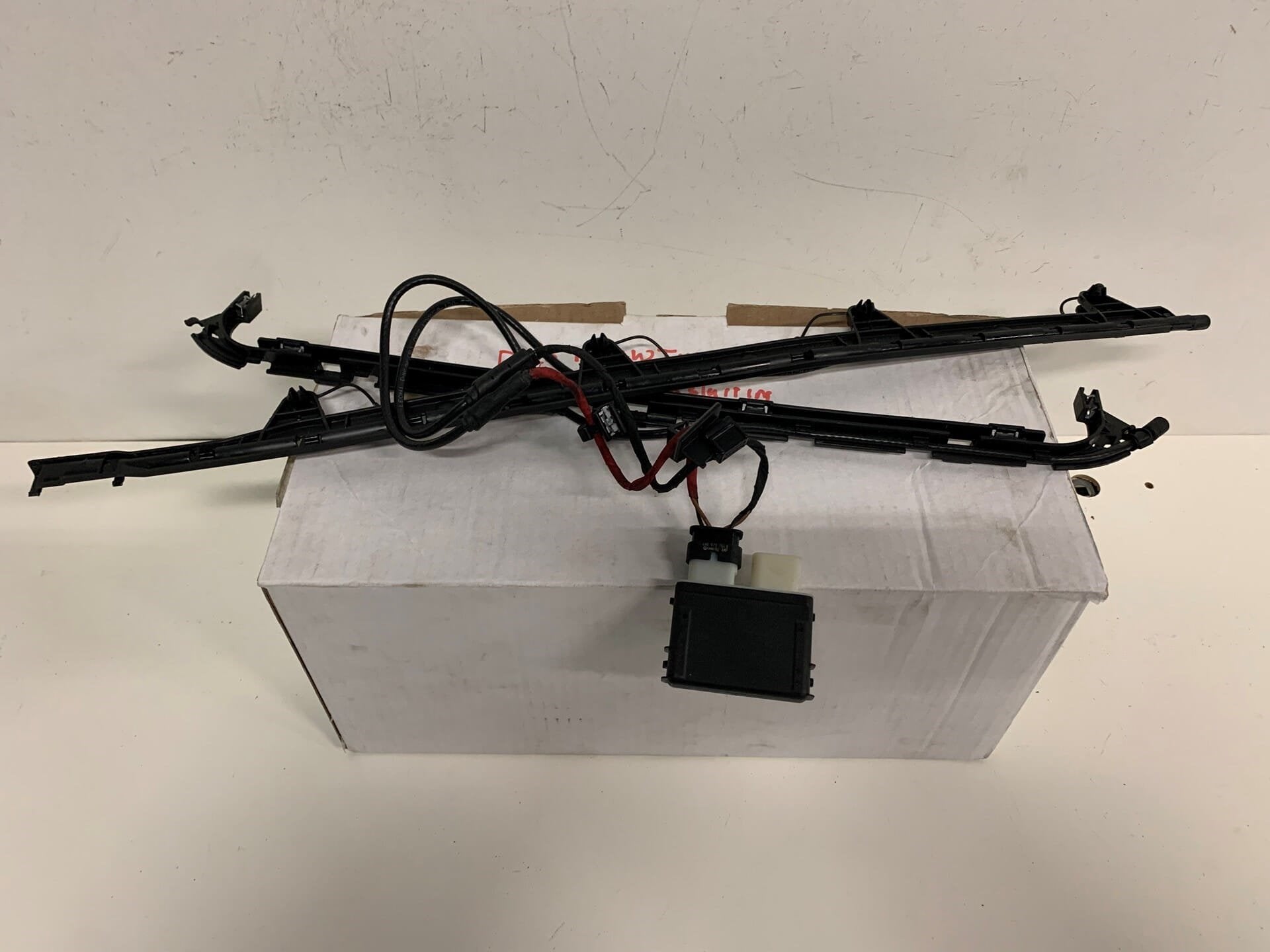 Vw Tiguan 5NA kofferklep opener sensor 5NA962283, Gebruikt, Volkswagen, Volkswagen AG, Berliner Ring 2
38440  Wolfsburg, DE