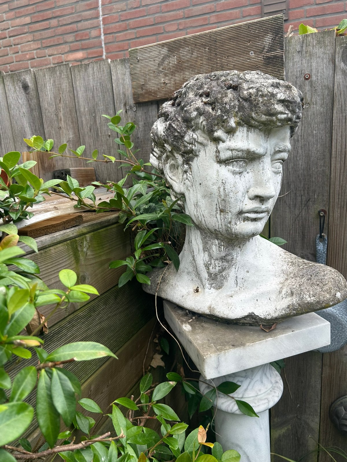 Buiten beeld  op marmeren zuil, Tuin en Terras, Tuinbeelden, Ophalen, Gebruikt, Beton, Mensenbeeld