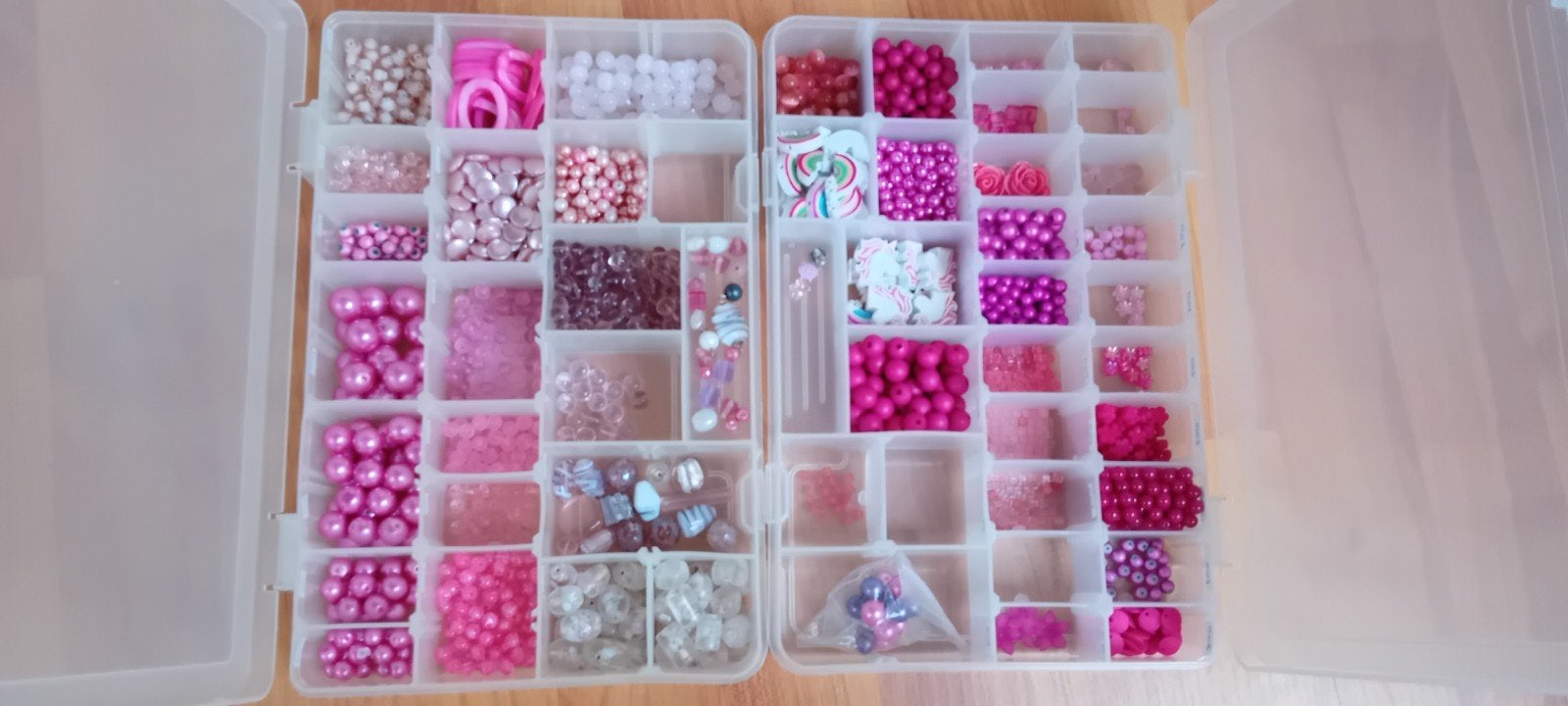 2 bakken vol met roze kralen voor sieraden maken, Ophalen of Verzenden, Nieuw, Kraal