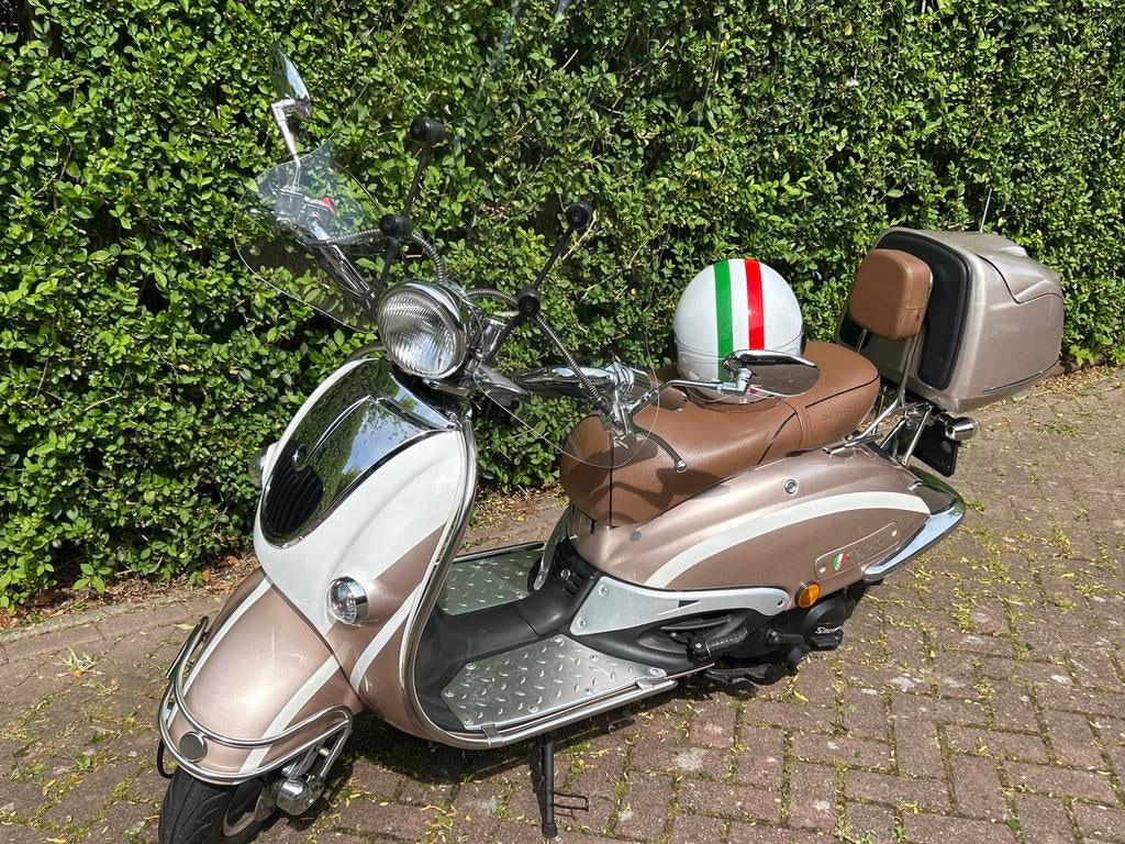 Scooter Senzo GT2 slechts 1444km. Nieuwstaat!, Fietsen en Brommers, Scooters | Overige merken, Ophalen, Zo goed als nieuw, Benzine