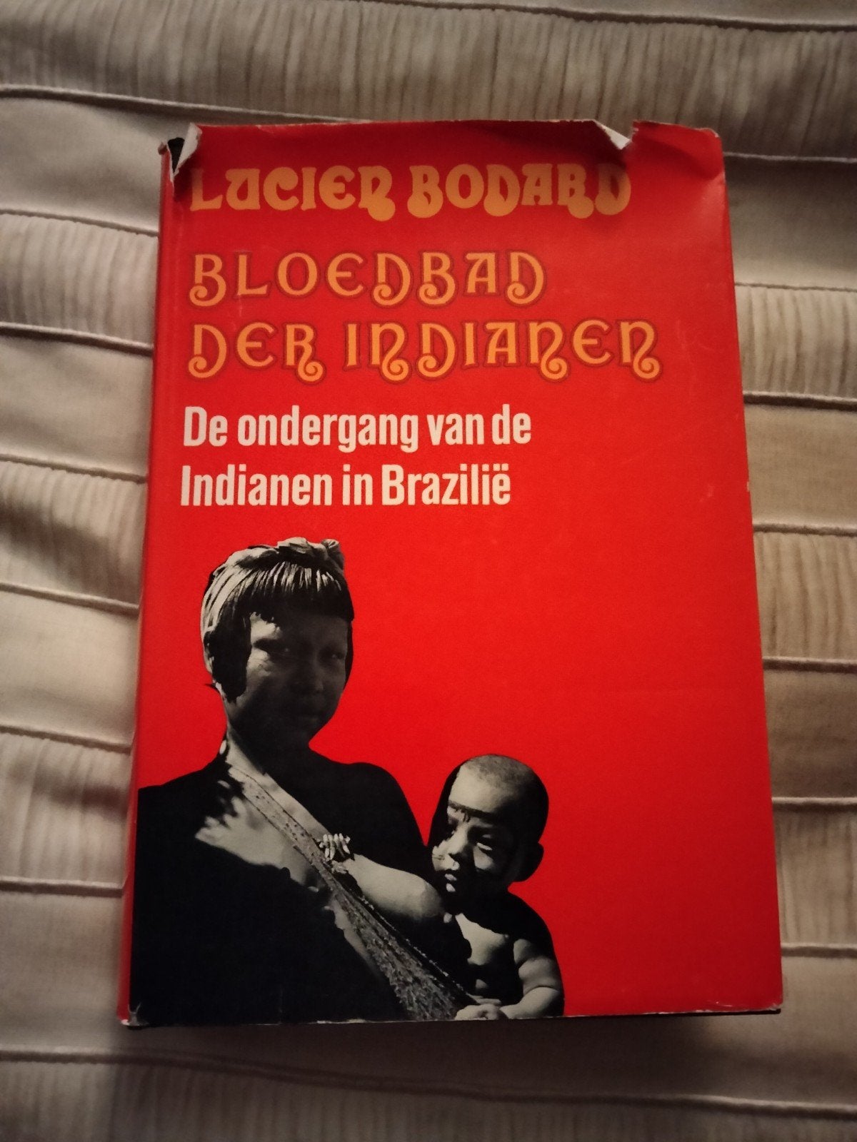 Bloedbad der Indianen Lucien Bodard, Boeken, Ophalen of Verzenden, Gelezen, Europa