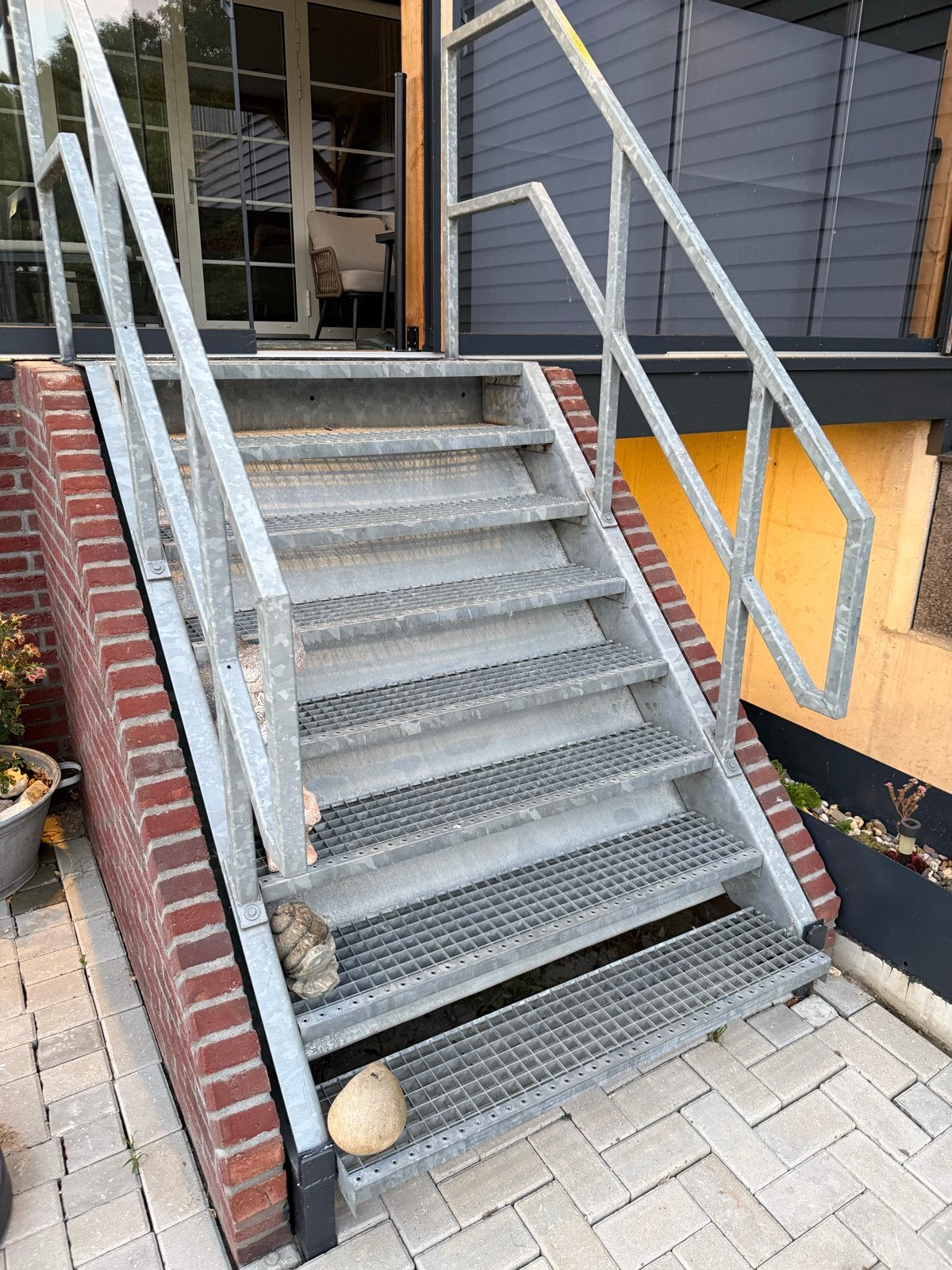 Robuuste metalen trap met leuningen en roosters, Ophalen, Gebruikt, Trap, 2 tot 4 meter