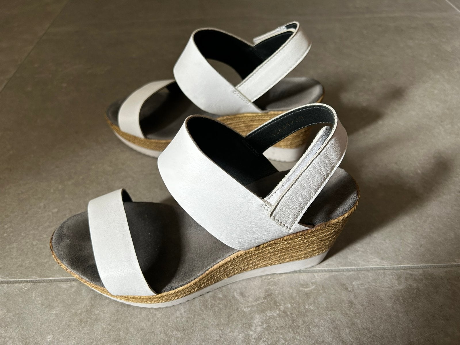 Sandaal met sleehak wit. Maat 40, Kleding | Dames, Schoenen, Ophalen of Verzenden, Zo goed als nieuw, Wit, Sandalen of Muiltjes