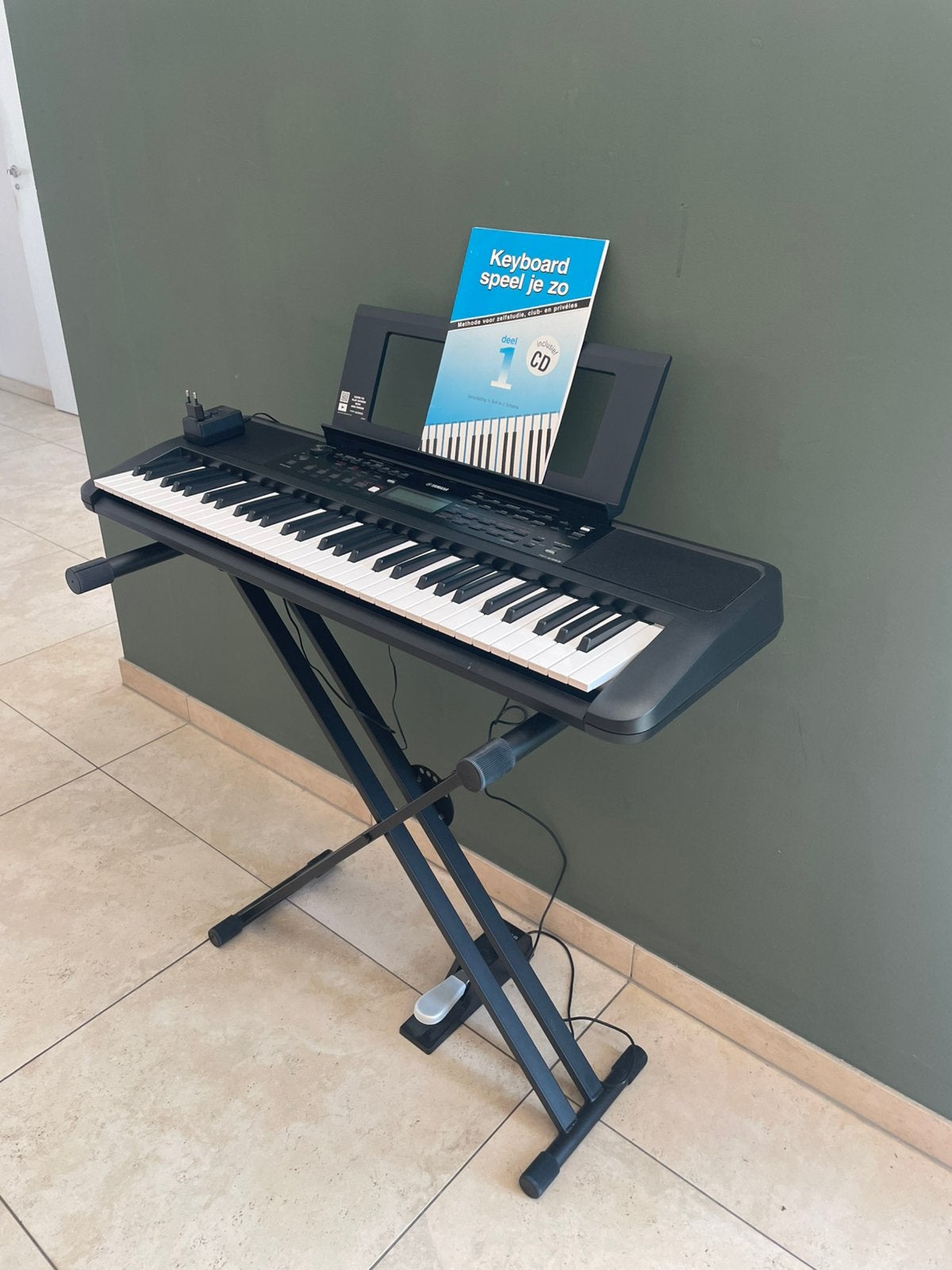 Yamaha PSR-E383 keyboard, Muziek en Instrumenten, Ophalen, 61 toetsen, Met standaard, Nieuw