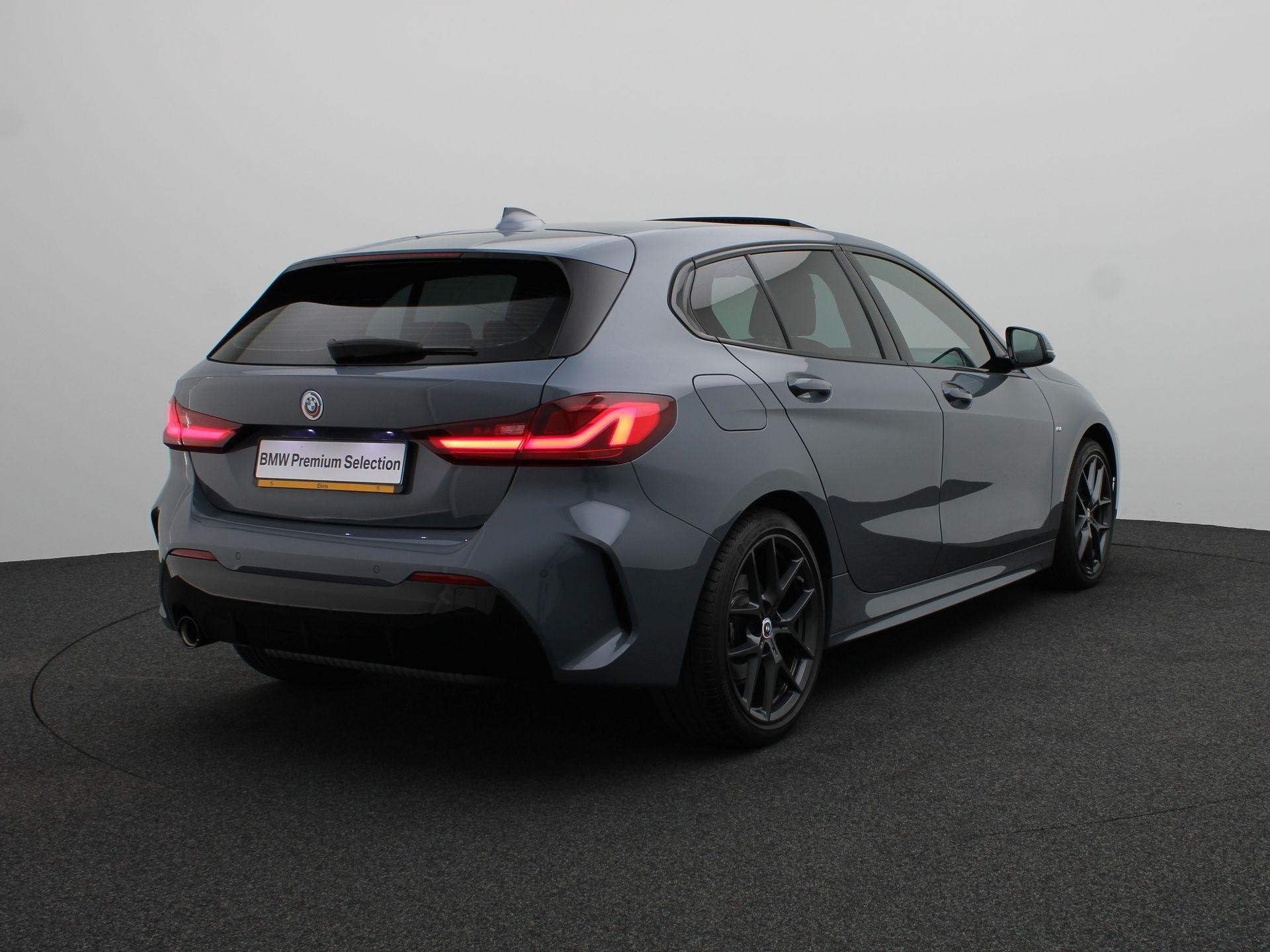 BMW 1 Serie 118i M Sportpakket | HIFI | PDC | Panoramadak |, 136 pk, Gebruikt, Met garantie (alle), 3 cilinders