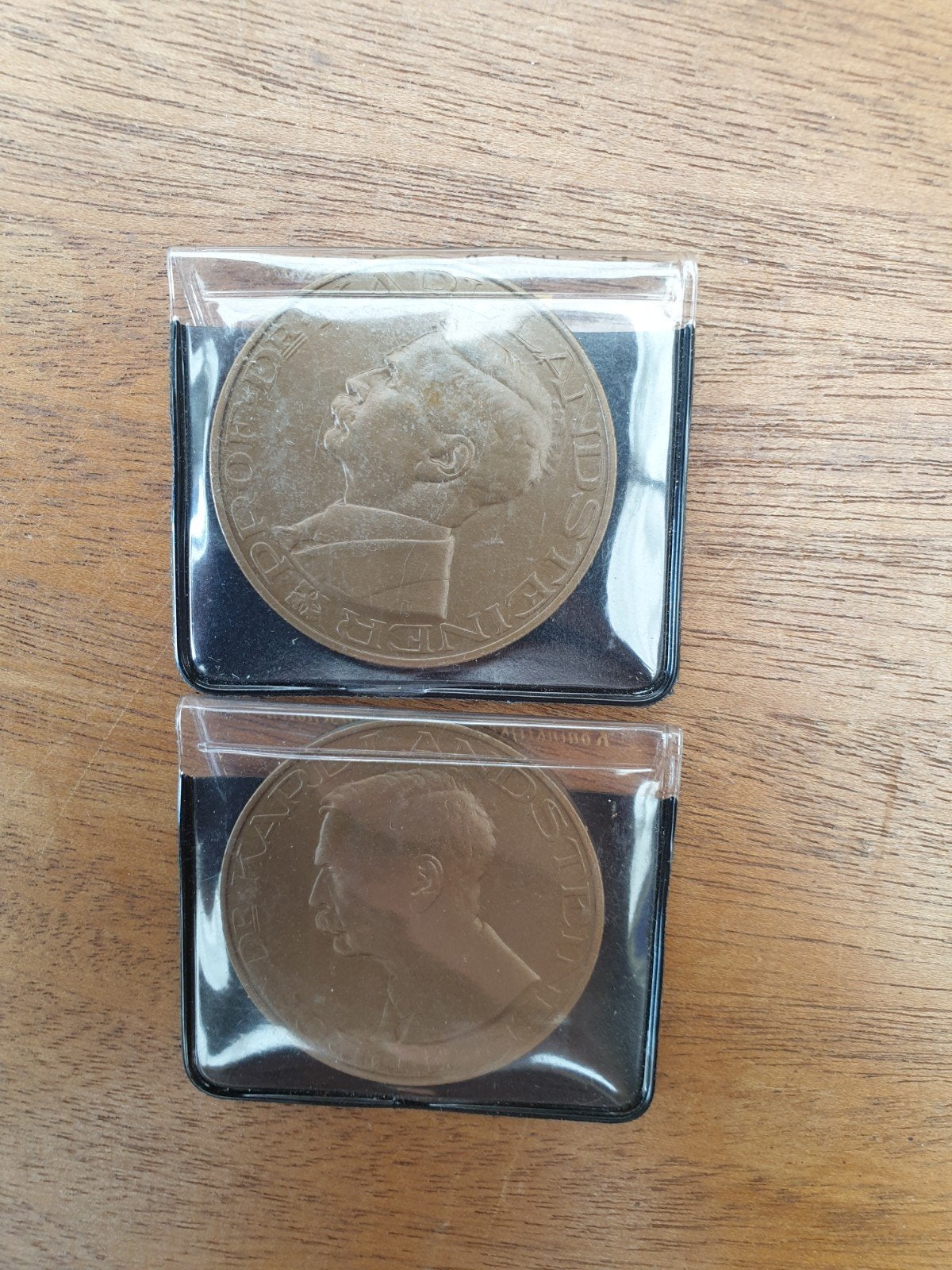 2x penning Prof. Dr. Karl Landsteiner, rode kruis (K6), Postzegels en Munten, Ophalen of Verzenden, Brons