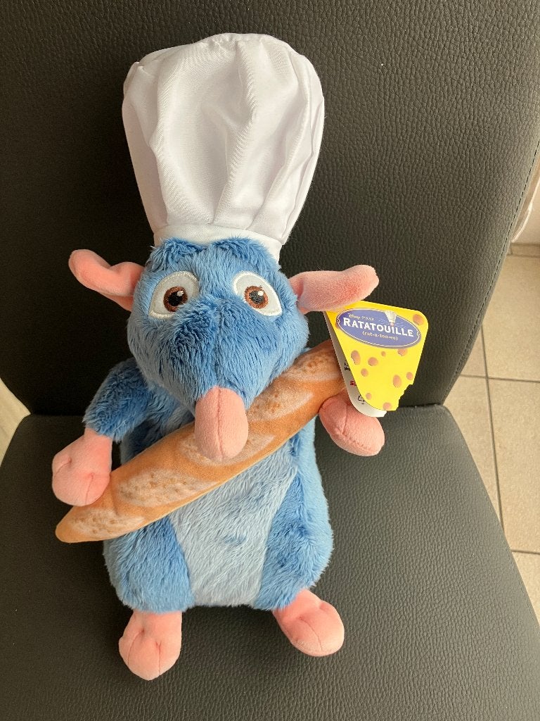 Disney Knuffel Remy ( Ratatouille ) met stokbrood, Verzamelen, Disney, Ophalen of Verzenden, Overige figuren, Zo goed als nieuw