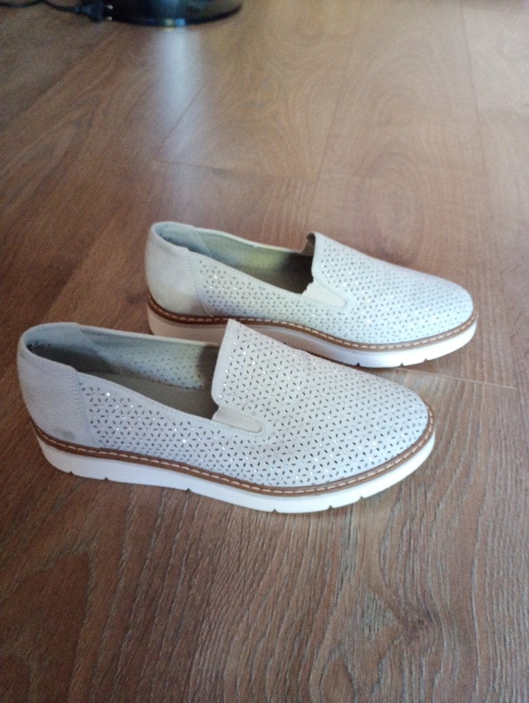 Mooie nieuwe beige kleurige instappers mt 38, Nieuw, Ophalen of Verzenden, Instappers, Beige