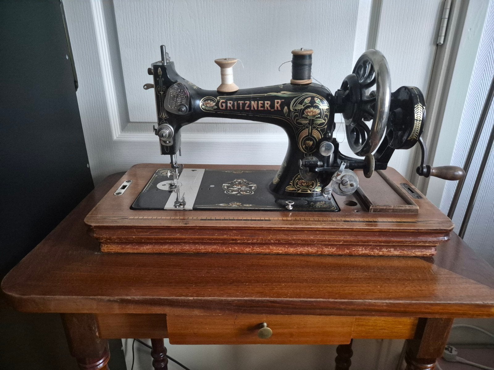 Antieke Gritzner naaimachine op houten tafel, Antiek en Kunst, Antiek | Naaimachines, Ophalen
