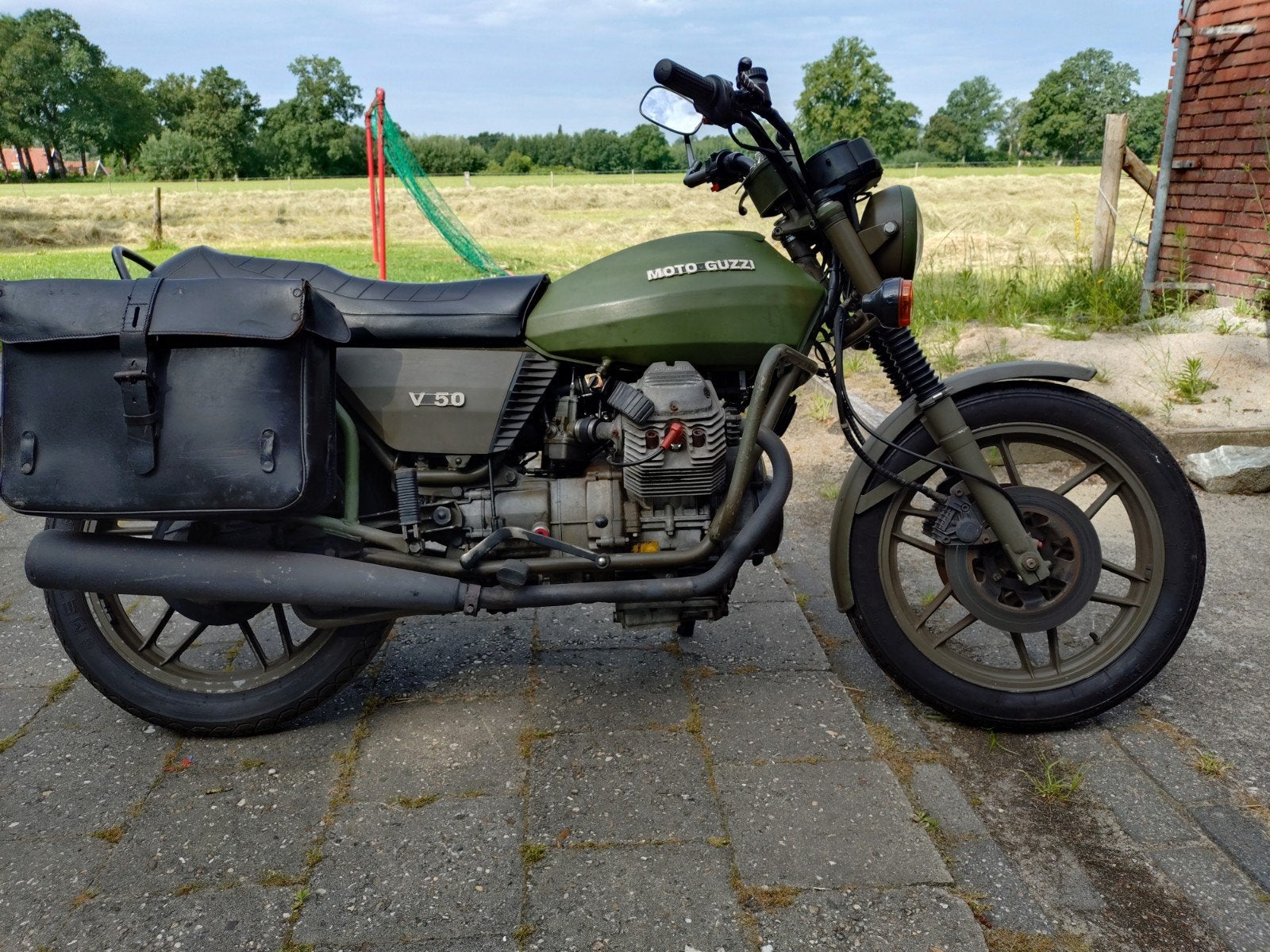 Stoere Moto Guzzi V50 Nato legermotor oldtimer, Cardan-aandrijving, 2 cilinders, Particulier, Toermotor