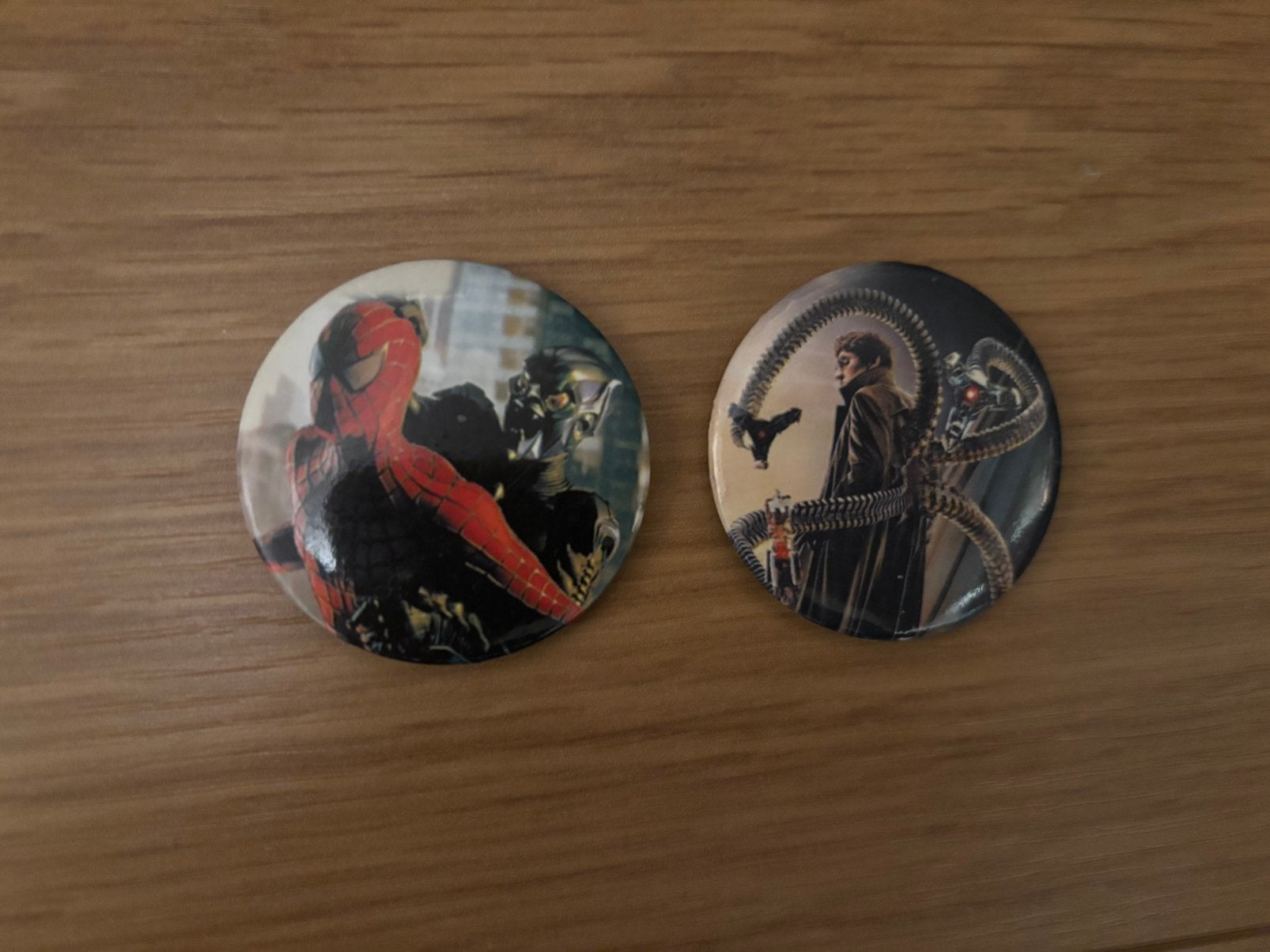 Oude Spiderman Buttons / Pins (Sam Raimi films), Verzamelen, Speldjes, Pins en Buttons, Ophalen of Verzenden, Gebruikt, Figuurtje