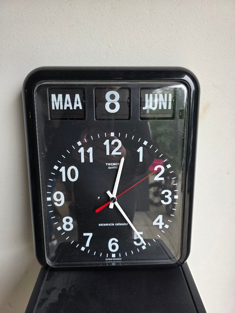 Twemco BQ-12 Flip Clock Kalenderklok – Zwart, Ophalen of Verzenden, Zo goed als nieuw, Analoog, Wandklok
