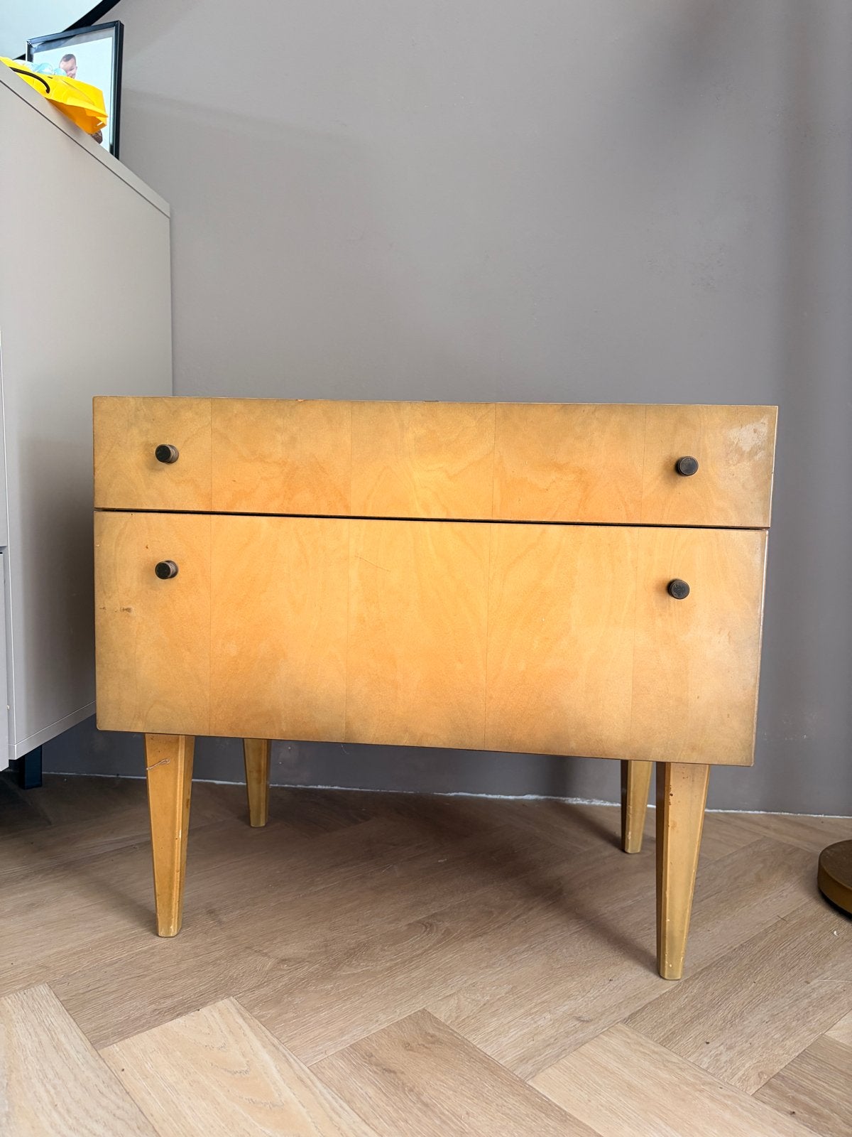Mid-century ladekastje met gebruikssporen, Ophalen