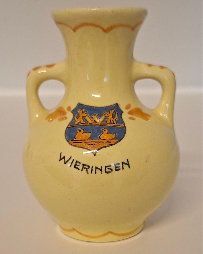 Vintage Regina souvenirvaasje Wieringen - handgeschilderd, Ophalen of Verzenden