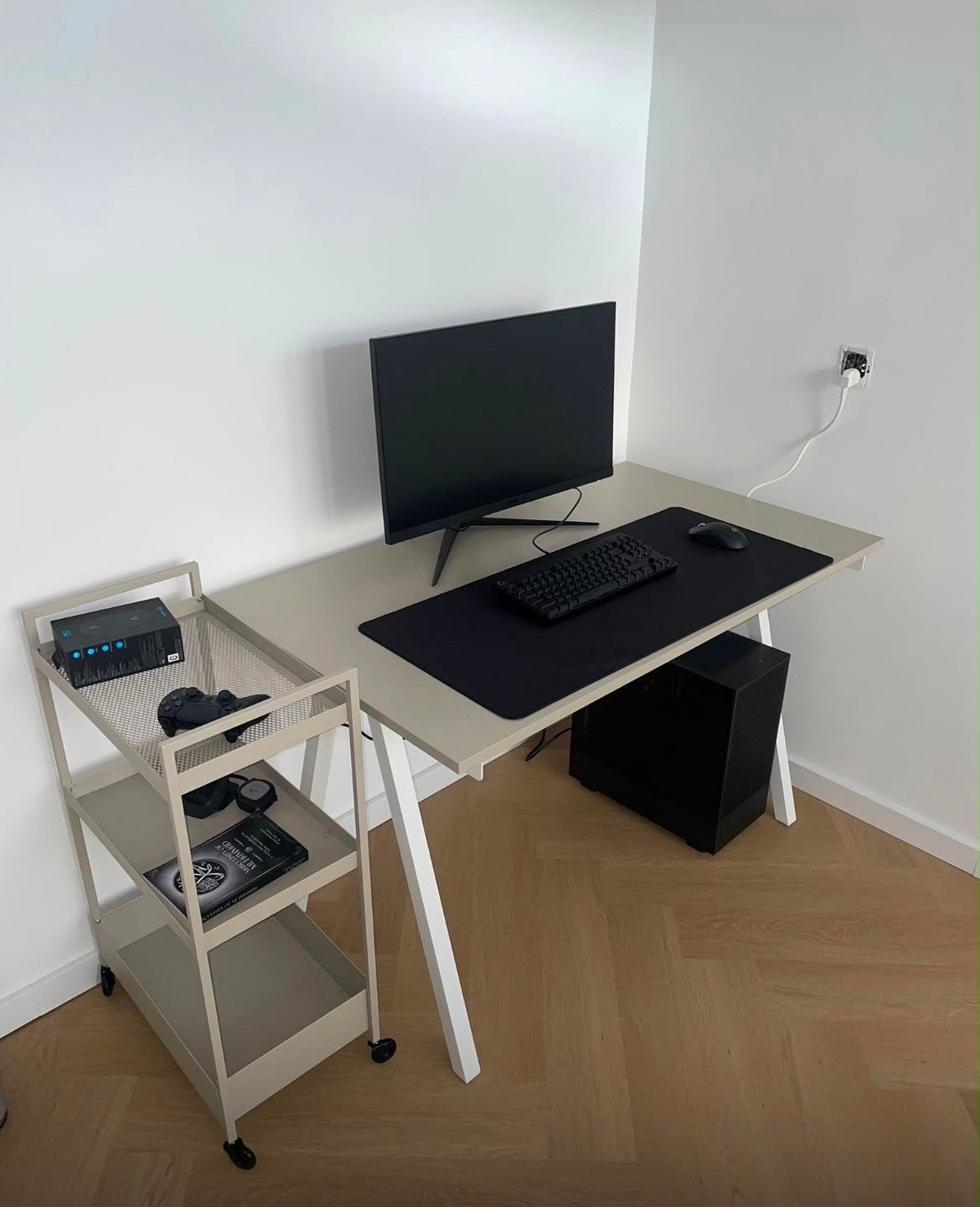 Modern bureau met wit onderstel en lichtbeige blad, Ophalen, Metaal, Zo goed als nieuw, Computerbureau
