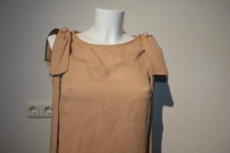 Elisabetta Franchi top strikken op de schouders IT 42, Kleding | Dames, Tops, Beige, Zo goed als nieuw, Elisabetta Franchi, Verzenden
