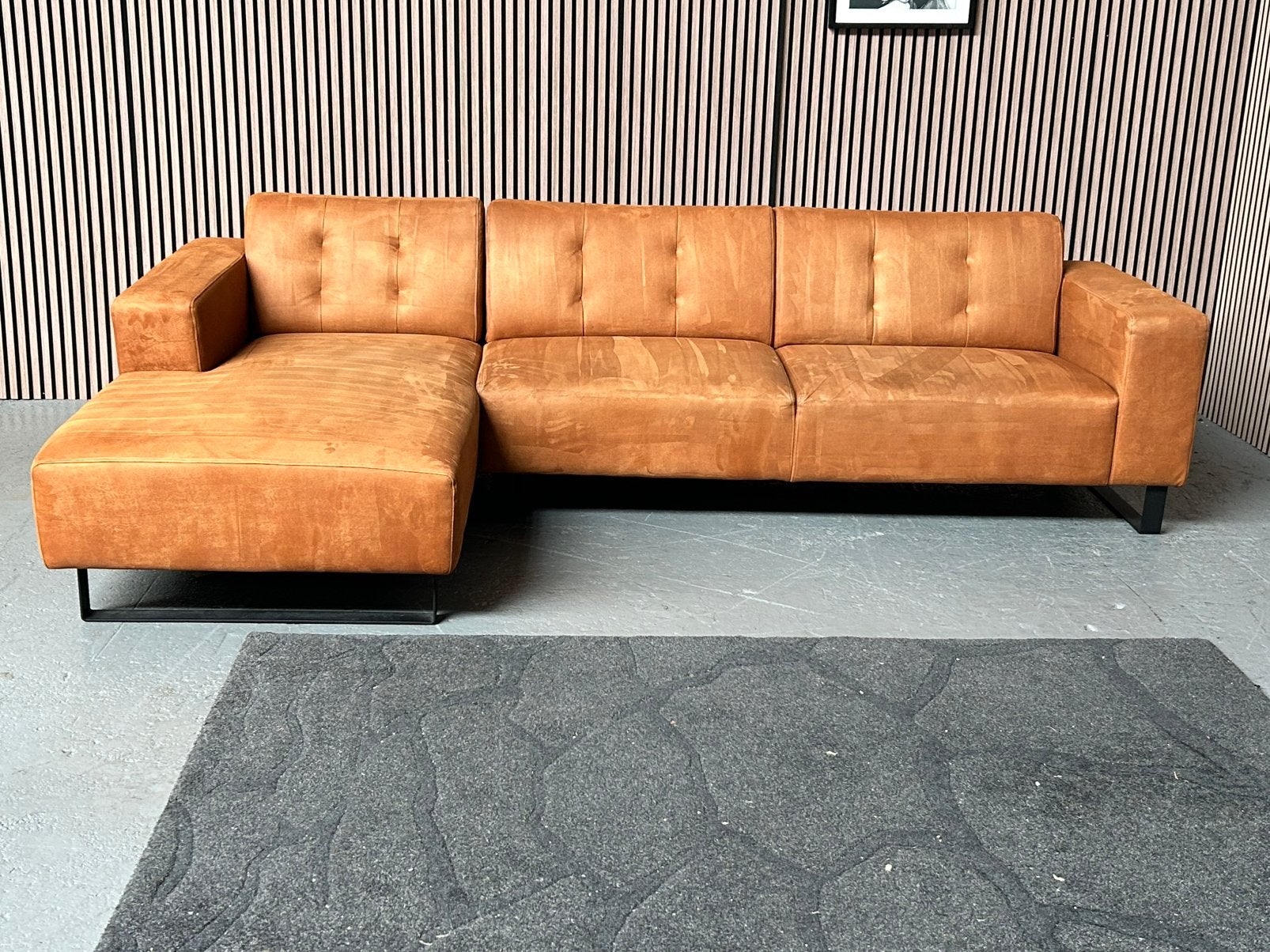 GRATIS LEVERING Loungebank Cognac 304X164 GEREINIGD, Huis en Inrichting, Modern loungebank den bommel cognac, Hoekbank, 300 cm of meer