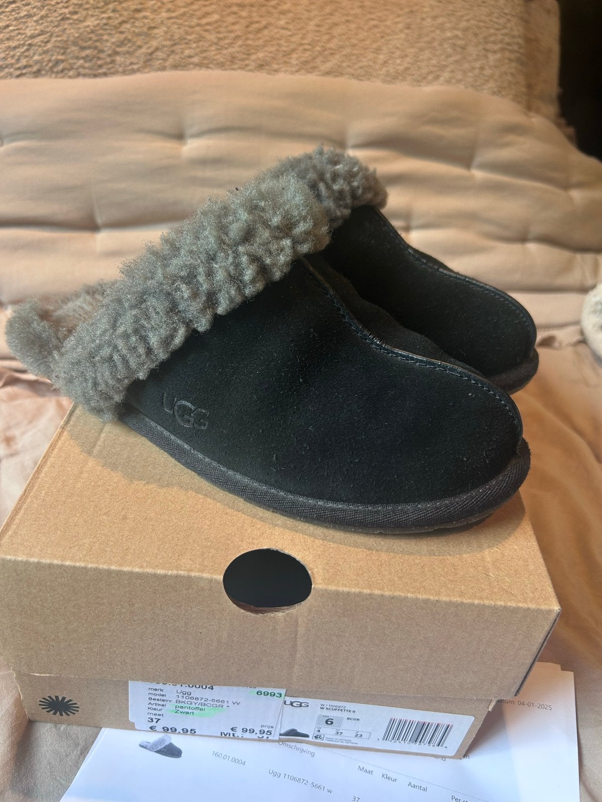Ugg Scuffette II pantoffels - Zwart - Maat 37, Kleding | Dames, Schoenen, Ophalen of Verzenden, Gedragen, Zwart, Pantoffels of Sloffen