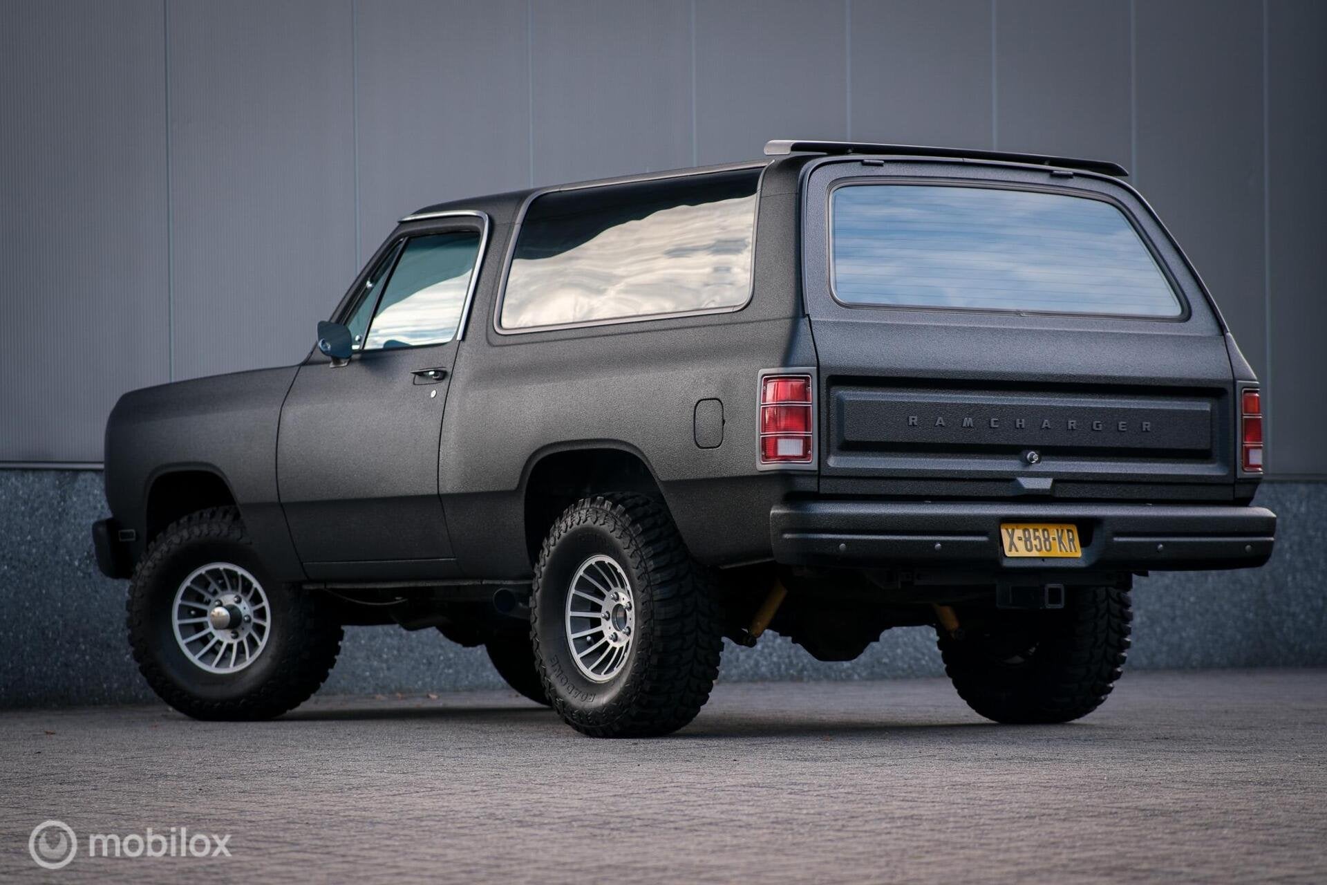 Dodge Ramcharger 5.2 V8 | Gerestaureerd | Wegenbelasting vri, Auto's, Gebruikt, 4 stoelen, Lederen bekleding, Zwart