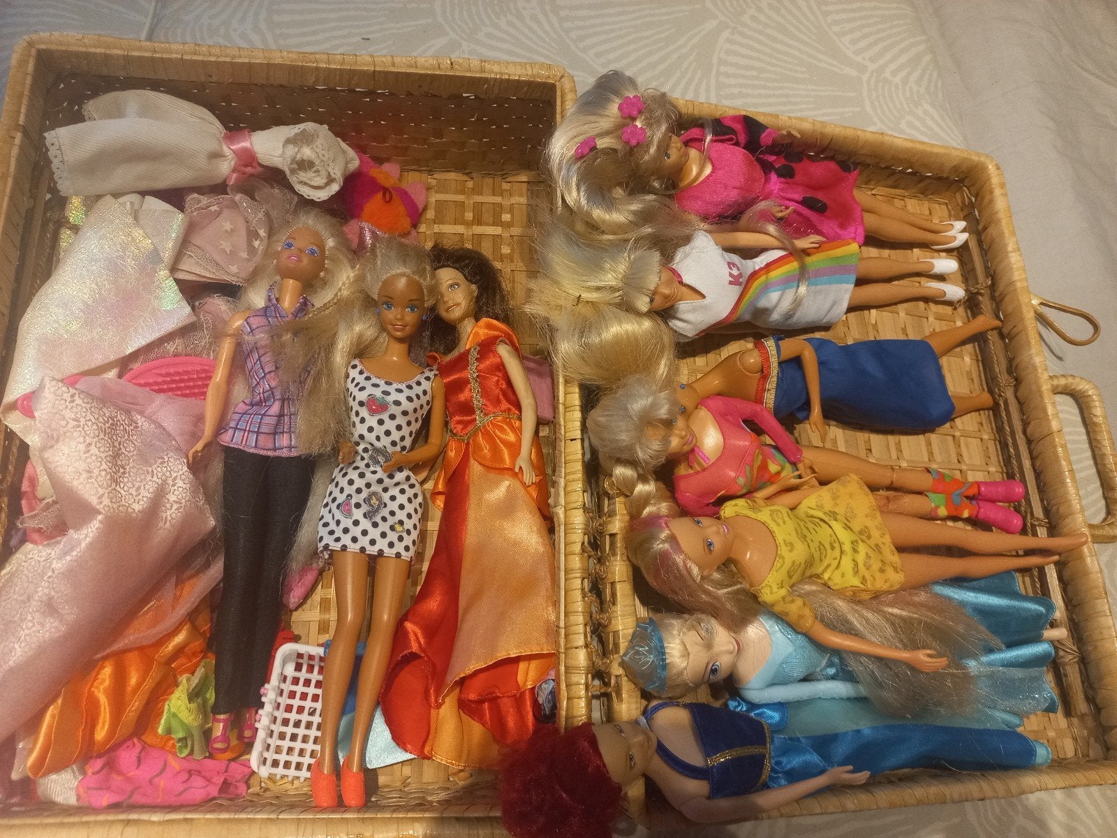 Barbiepoppen en accessoires in mand, Ophalen, Gebruikt, Barbie