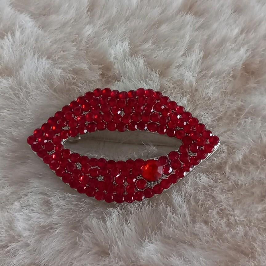 Rode Lippen Broche met Strass, Sieraden, Tassen en Uiterlijk, Broches, Overige materialen, 4 tot 7 cm, Nieuw, Ophalen of Verzenden