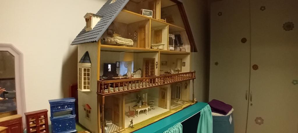 Groot en gedetailleerd poppenhuis met meubels, Verzamelen, Poppenhuizen en Toebehoren, Ophalen, Poppenhuis