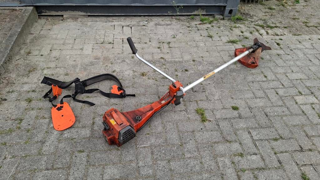Husquvarna 250R bosmaaier + harnas, Ophalen, Benzine