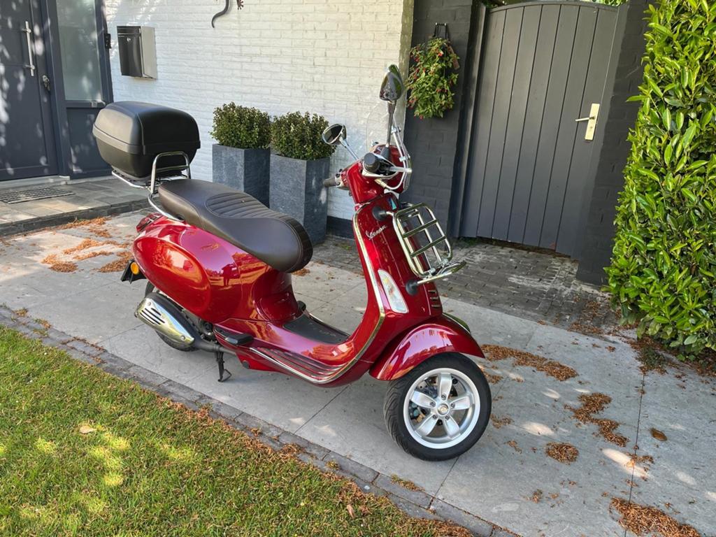 Vespa Primavera 4T 25km/u - Zo goed als nieuw, Fietsen en Brommers, Overige modellen, Ophalen of Verzenden, Zo goed als nieuw