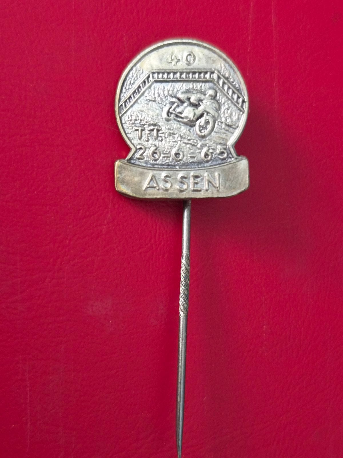 Vintage TT Assen 1965 Speldje - Motorrace Herdenking, Verzamelen, Speldjes, Pins en Buttons, Ophalen of Verzenden, Gebruikt