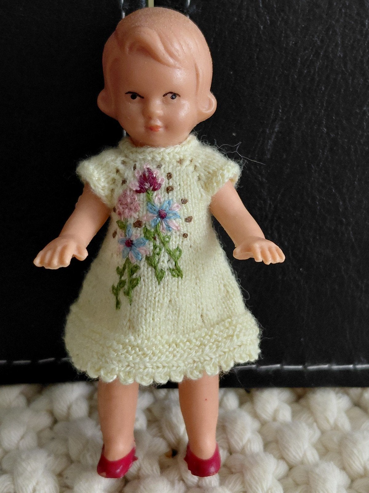 mooi popje met gebreid jurkje voor poppenhuis, Verzamelen, Poppenhuizen en Toebehoren, Ophalen of Verzenden, Zo goed als nieuw