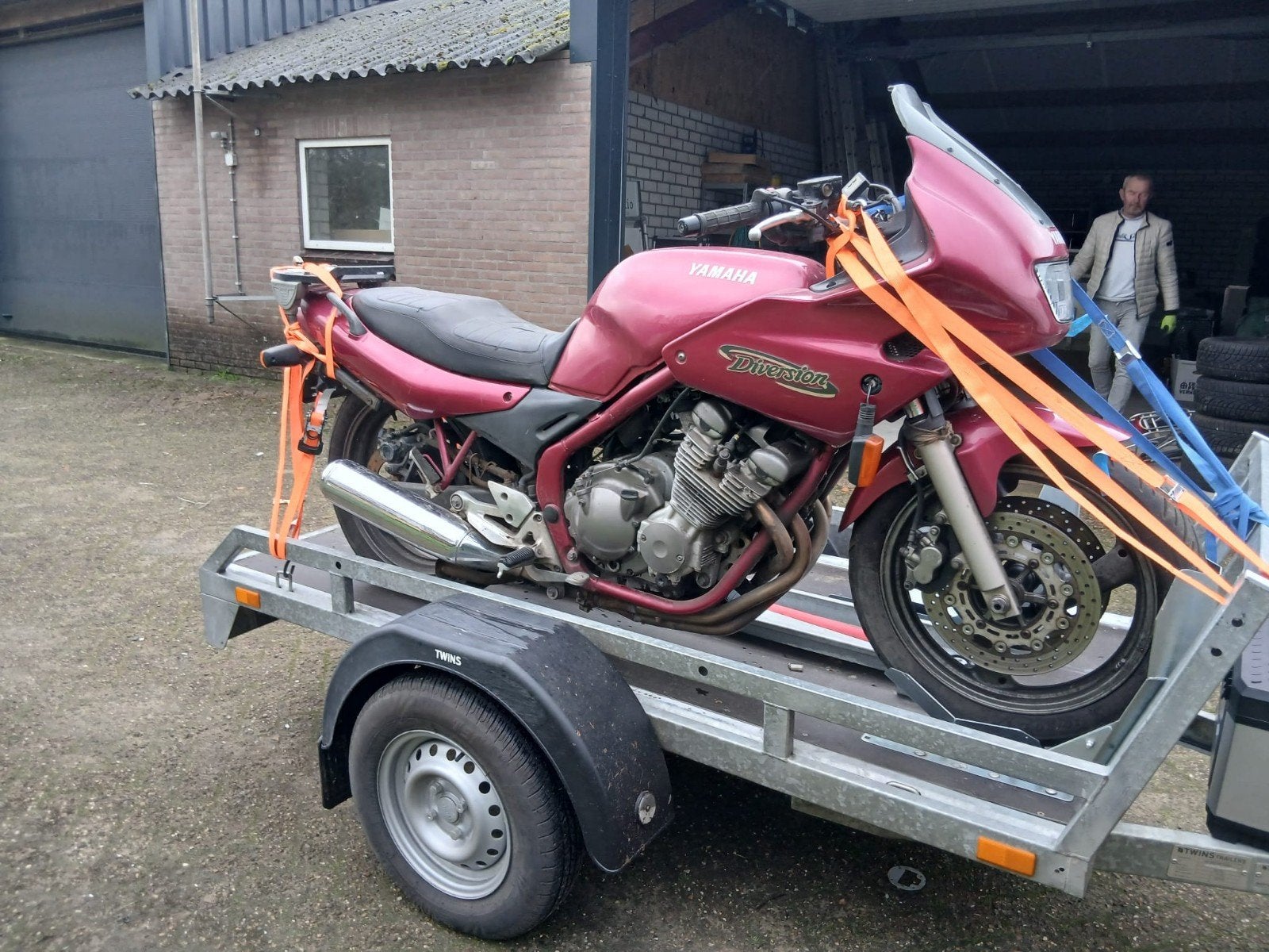 Mooie en trailer, Ophalen