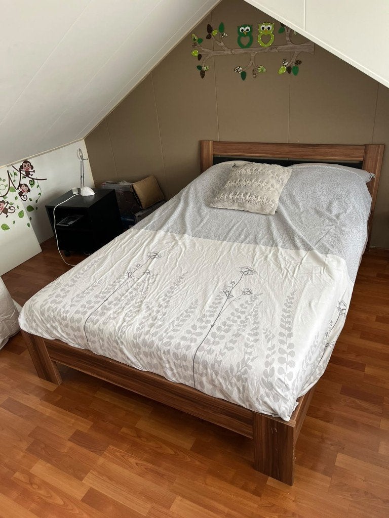 Houten tweepersoonsbed (140x200 cm)