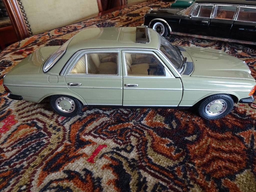 MOOIE MERCEDES BENZ   240 D/W 123 REVELL 1;18, Ophalen of Verzenden, Zo goed als nieuw, Auto, Revell