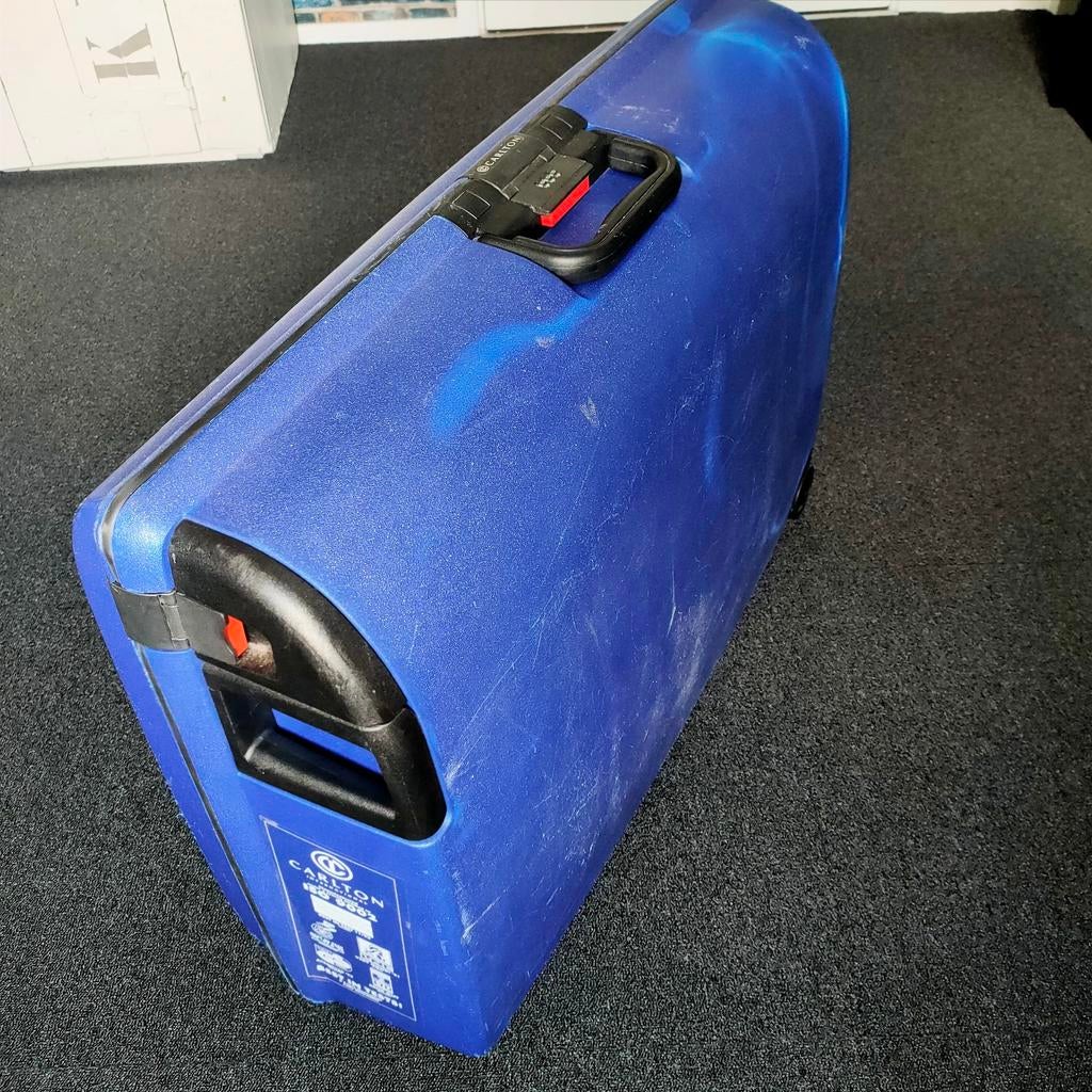 Grote blauwe Carlton koffer met wieltjes en cijferslot, Sieraden, Tassen en Uiterlijk, Koffers, Gebruikt, Hard kunststof, 45 tot 55 cm