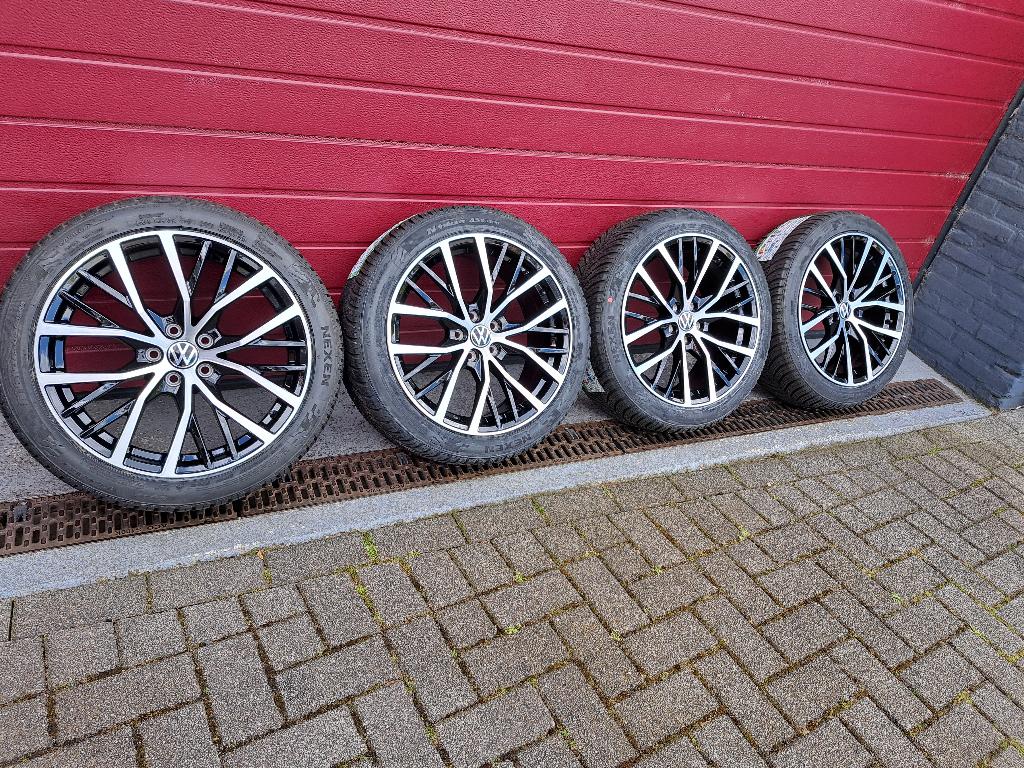 Polo GTI/R  215/45R17 Santiago Black/polish velgen set 5/100, Ophalen, Sentury, Vredestein, 215 mm