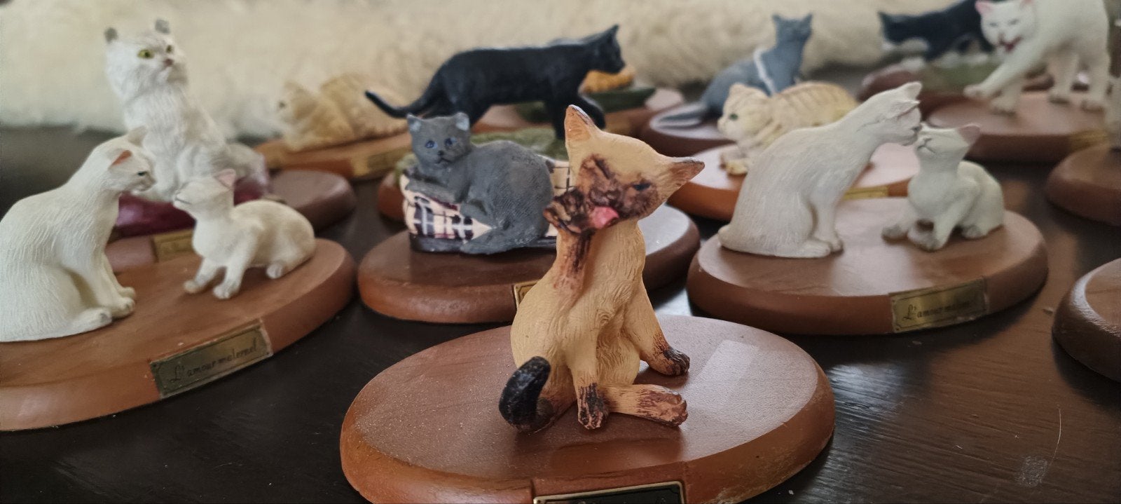 Verzameling poezen kattenbeelden op houten sokkel, Ophalen of Verzenden, Gebruikt, Hond of Kat, Beeldje of Figuurtje