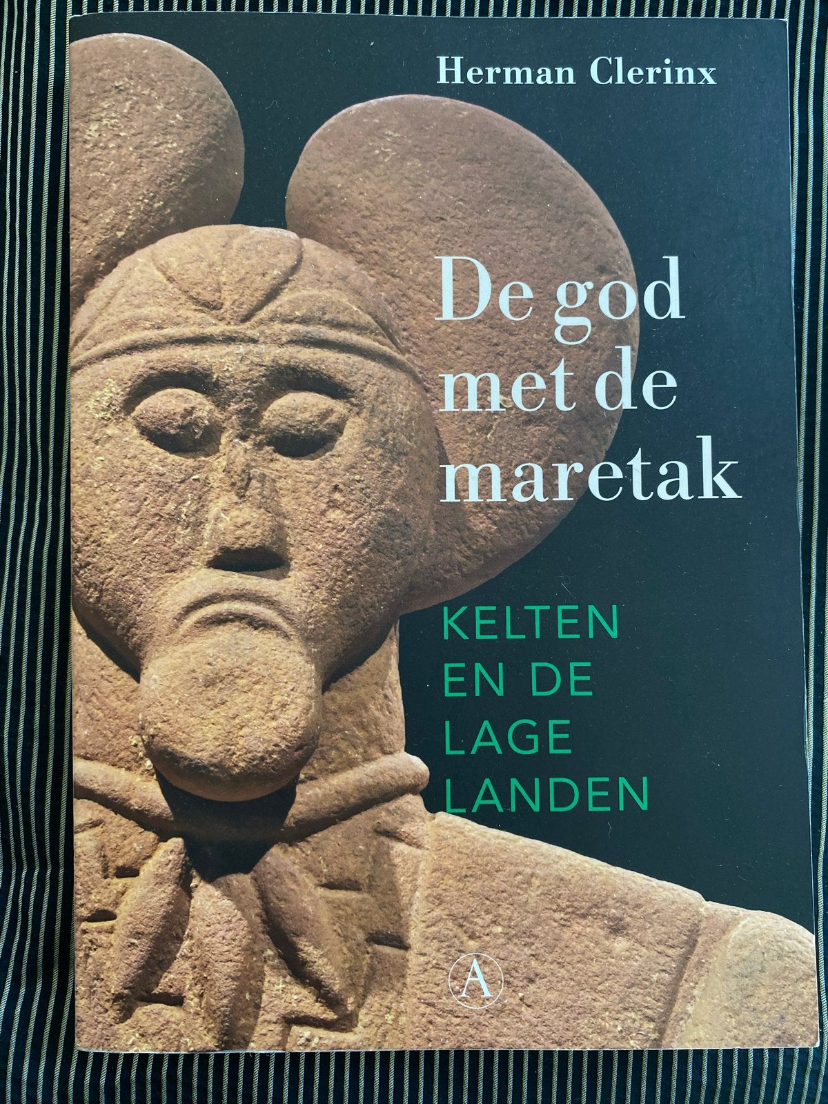 De god met de maretak - Kelten en de Lage Landen, Boeken, Ophalen of Verzenden, 20e eeuw of later, Zo goed als nieuw