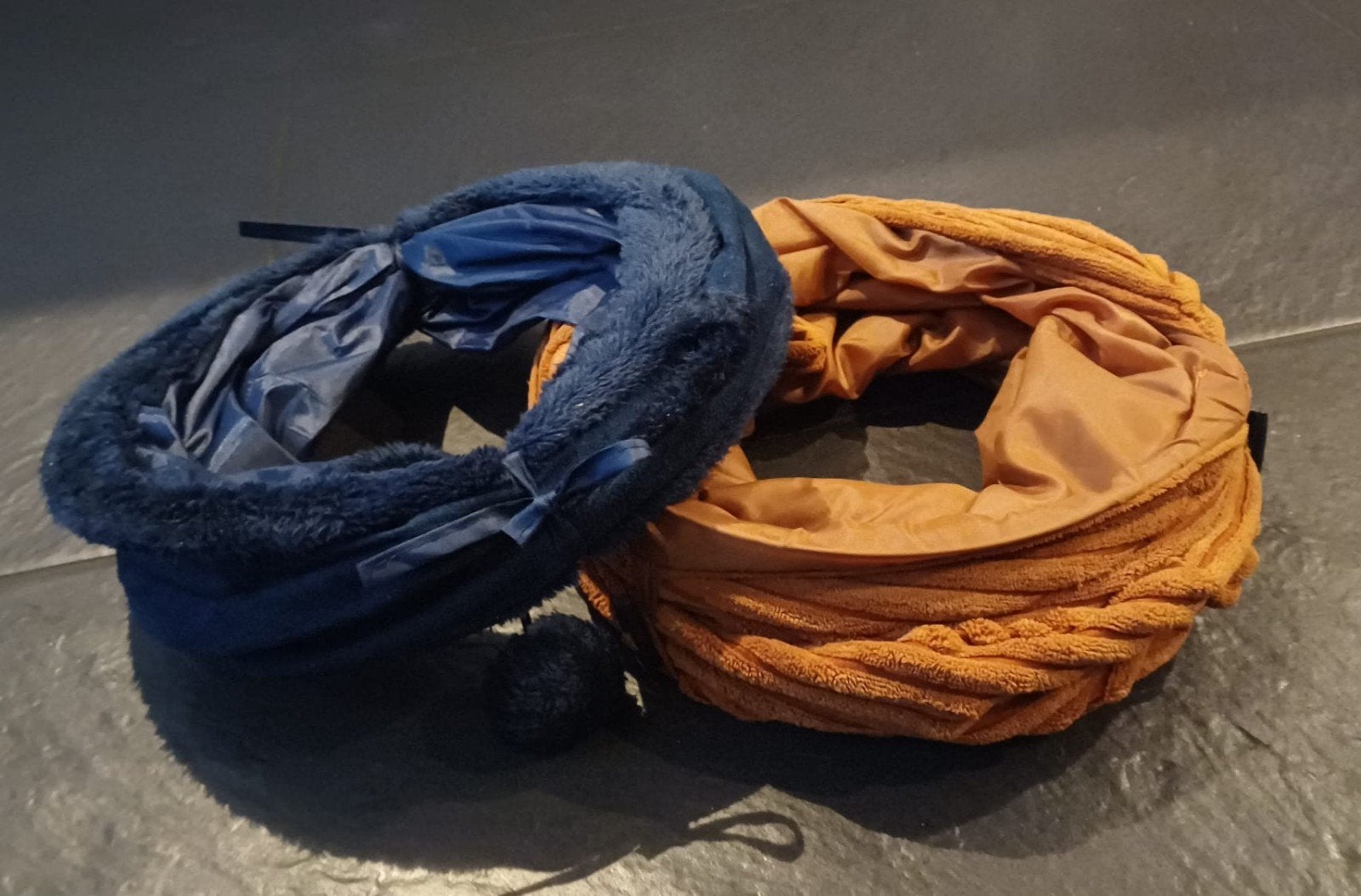 Speeltunnel kat donkerblauw & oakergeel zachte suede ribstof, Ophalen of Verzenden