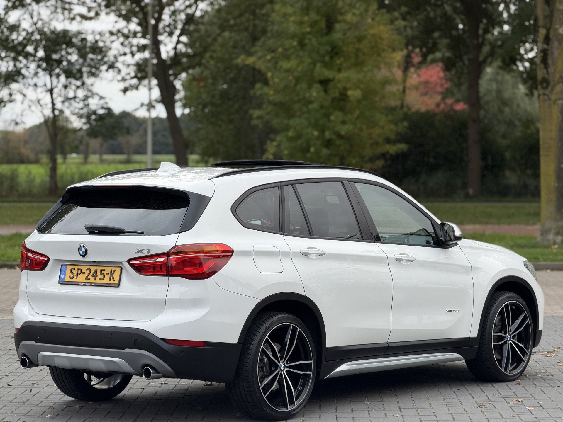BMW X1 xDrive20i High Executive | Panorama | 20" | Lederen S, Gebruikt, 2000 kg, Wit, Leder