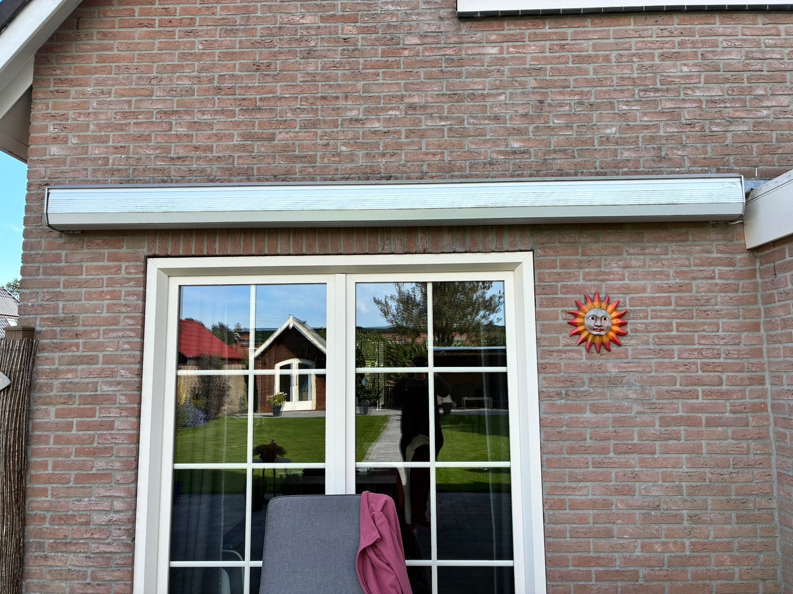Foto 2 van Electrisch bedienbaar knikarm zonnescherm