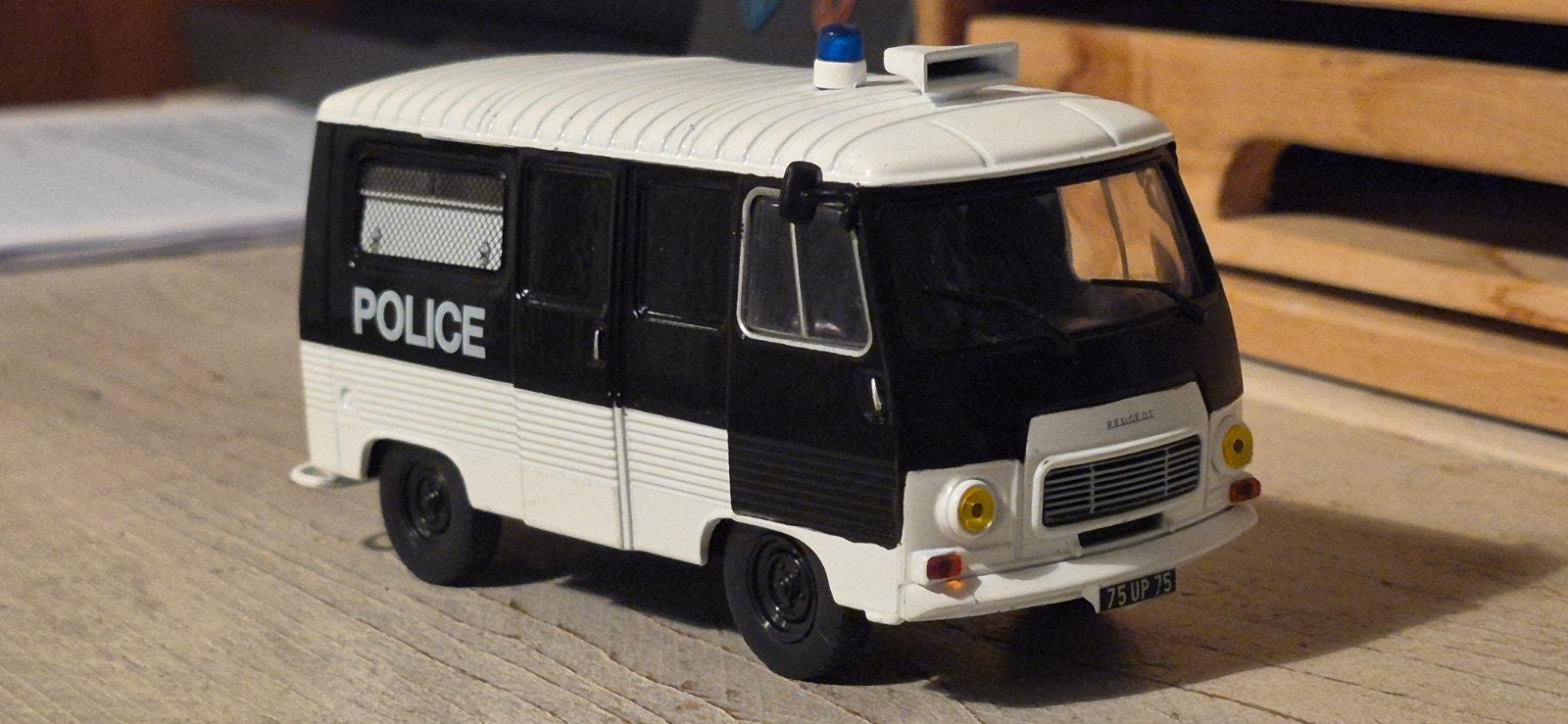 Peugeot J7 Politiebusje 1:43, Ophalen of Verzenden, Zo goed als nieuw, Auto, Overige merken