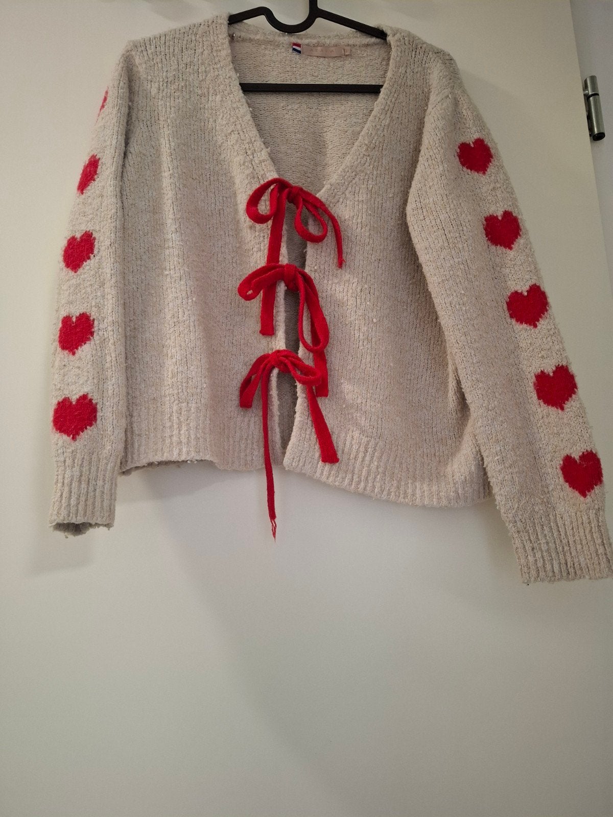 Gebreid vest met hartjes en strikjes, Ophalen, Zo goed als nieuw, Maat 38/40 (M), Beige