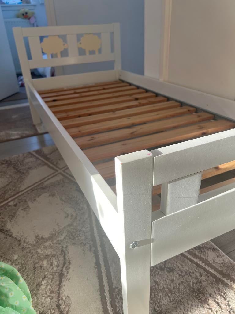 Wit kinderbed met lattenbodem - Zo goed als nieuw, 70 tot 85 cm, Ophalen of Verzenden, Zo goed als nieuw, Lattenbodem