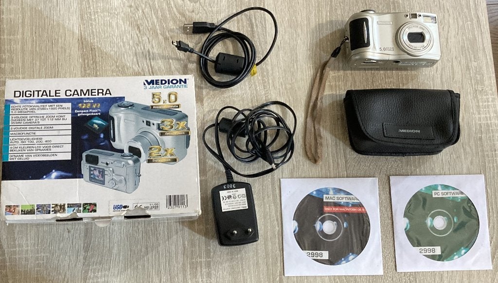 Medion MD 2998 digitale camera 5.0 megapixel resolutie., Cameratas, Gebruikt, Ophalen of Verzenden, Compactcamera