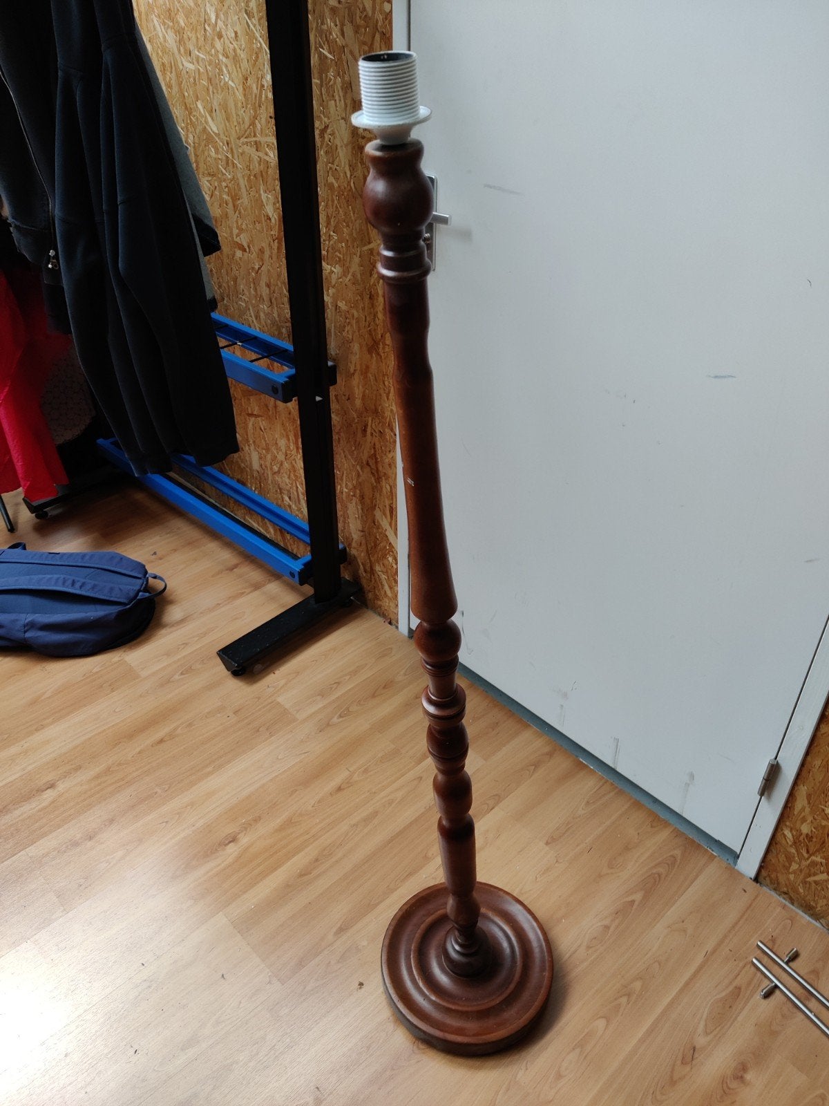 Houten vloerlamp met gedraaide details, Gebruikt, Klassiek, 150 tot 200 cm, Hout