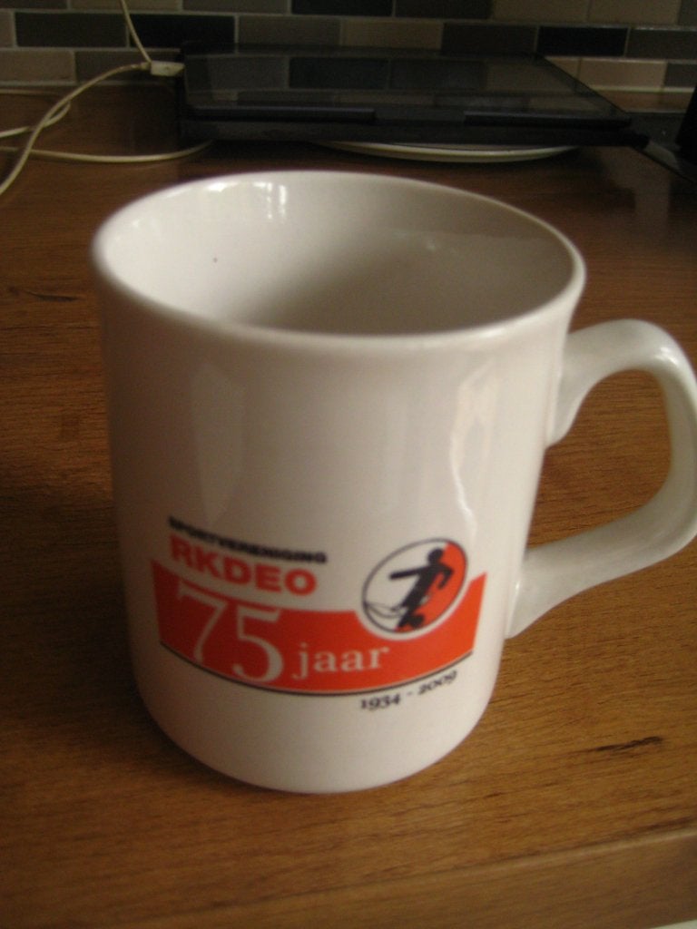 mok/beker sportvereniging RKDEO 1934-2009 75 jaar, Ophalen of Verzenden, Zo goed als nieuw, Overige binnenlandse clubs, Overige typen