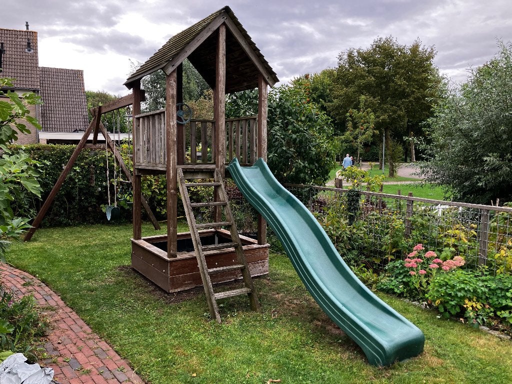 Speelhuis met schommel en glijbaan (gratis ophalen), Kinderen en Baby's, Speelgoed | Buiten | Speelhuisjes, Ophalen, Gebruikt